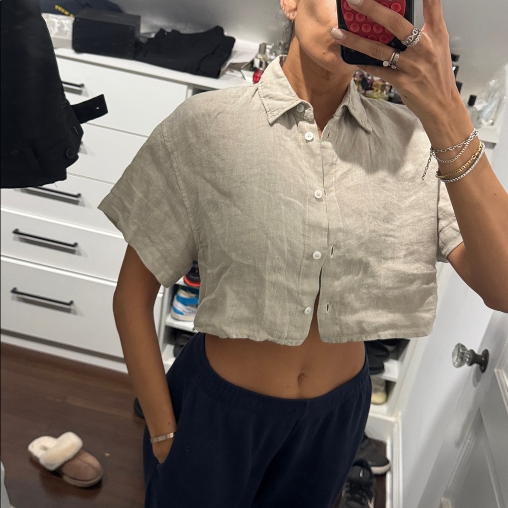 zara linen Women's Beige Cropped Button-Up Shirt
never worn 
size xs